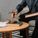 لماذا يعد اختيار مكتب محاماة متخصص خطوة أساسية لحماية حقوقك؟